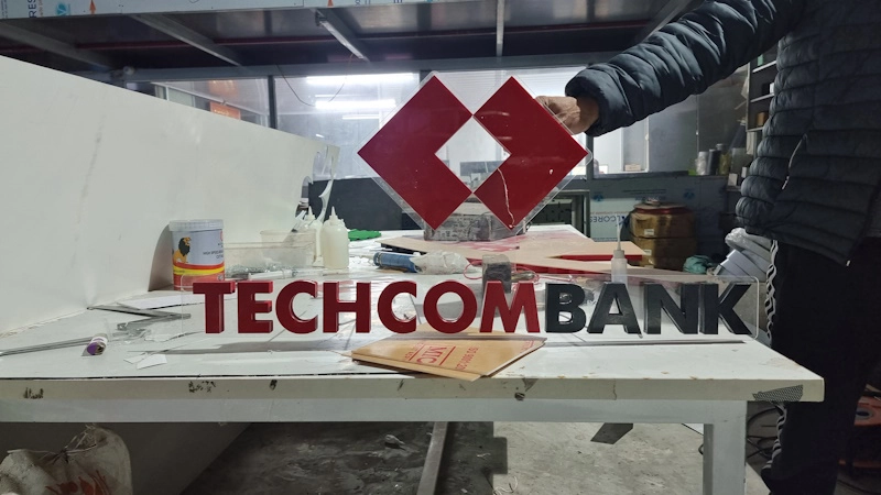 Làm bộ logo thương hiệu Techcombank tại xưởng